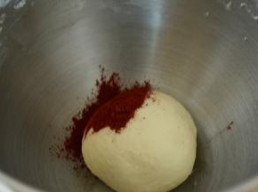 揉好的面团按照6:4:5的比例将面团分成三份。6:4:5=（红色，白色，绿色）面团比例。取最大比例面团加入红曲粉，揉至光滑即红色面团做好，盖上保鲜膜发酵。