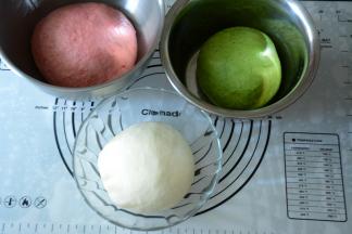 三色面团发酵至两倍大。