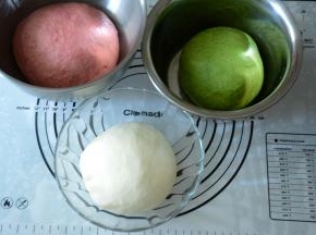 三色面团发酵至两倍大。