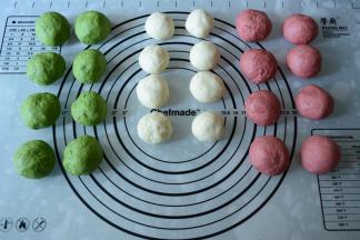 将三种面团各自平均等分为8等份。