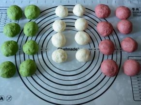 将三种面团各自平均等分为8等份。