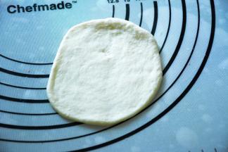 取一白色面团擀成一张大圆形。