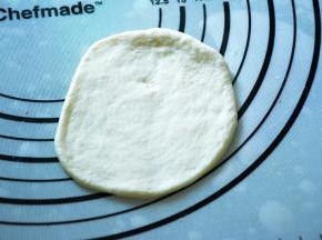 取一白色面团擀成一张大圆形。