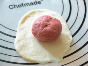 将红色面团包入白色面团中。