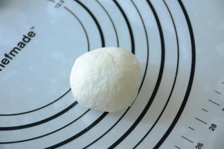 白色面团收口收紧，朝下。