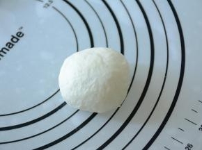 白色面团收口收紧，朝下。