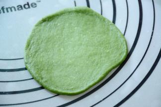 取一绿色面团擀圆，适量大就可以了。