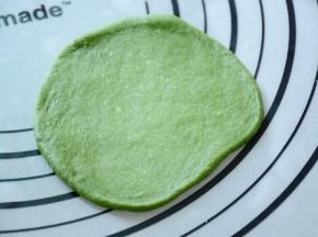 取一绿色面团擀圆，适量大就可以了。