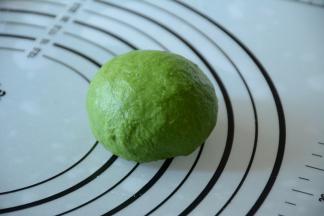 白色面团收口朝上包好，收紧口朝下。发酵至两倍大。