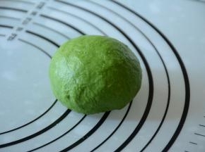 白色面团收口朝上包好，收紧口朝下。发酵至两倍大。