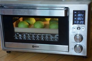 烤箱预热180度烘烤20分钟，大约烘烤5分钟之后加盖锡纸。