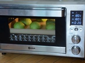 烤箱预热180度烘烤20分钟，大约烘烤5分钟之后加盖锡纸。