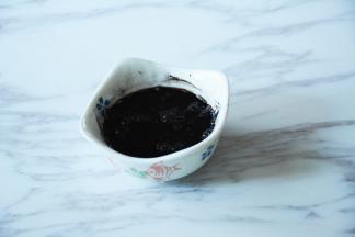 容里放入适量的深黑可可粉，加入适量的水混合均匀。