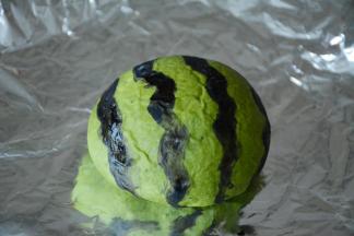 待面包冷却之后，取一块面包，沿着面包边缘画好波纹作为西瓜纹路装饰。