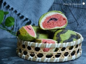 西瓜面包就做好啦。