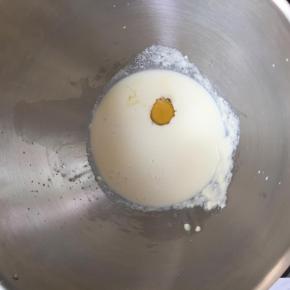 1
先将液体类的放入面包盘里，糖和盐分开放