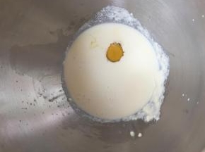 1
先将液体类的放入面包盘里，糖和盐分开放