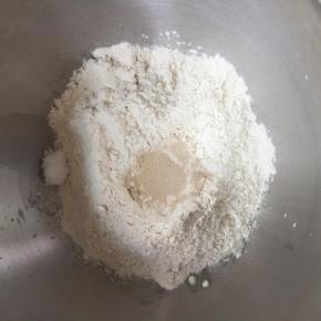 2
再倒入高粉和酵母