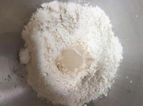 2
再倒入高粉和酵母