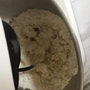 启动揉面功能，揉成光滑的面团后加入黄油继续揉