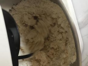 启动揉面功能，揉成光滑的面团后加入黄油继续揉