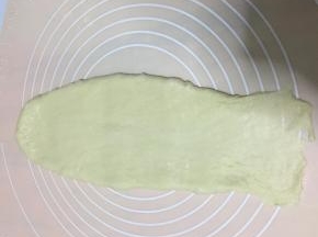 取一个面团，擀开，