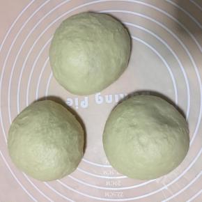 分成三等分，盖上保鲜膜松弛15分钟