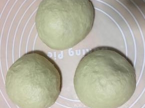 分成三等分，盖上保鲜膜松弛15分钟