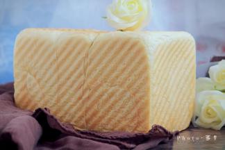 吐司模具盖上盖子，放到温暖湿润处进行二次发酵，发至模具的九分满。此时烤箱170度预热。最下层，上下火，170度，35分钟，中途视上色情况及时加盖锡纸（烤箱温度仅供参考）