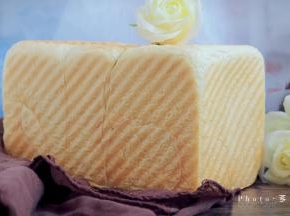 吐司模具盖上盖子，放到温暖湿润处进行二次发酵，发至模具的九分满。此时烤箱170度预热。最下层，上下火，170度，35分钟，中途视上色情况及时加盖锡纸（烤箱温度仅供参考）