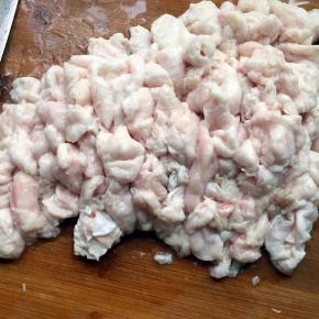 猪板油切成两三厘米见方的小块，清洗干净。