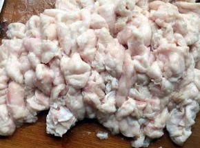 猪板油切成两三厘米见方的小块，清洗干净。