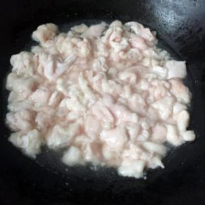 放入炒锅中，加入小半碗水，大火熬开。然后转小火慢慢熬（加水是为了防止肉块突然受热而变焦。这样熬出的猪油冷却后更白更香。水开后一定要转最小火慢慢熬，会看到水逐渐消失，而油慢慢变多）