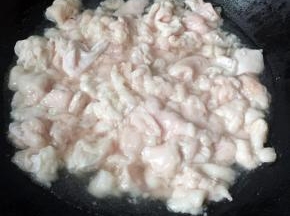 放入炒锅中，加入小半碗水，大火熬开。然后转小火慢慢熬（加水是为了防止肉块突然受热而变焦。这样熬出的猪油冷却后更白更香。水开后一定要转最小火慢慢熬，会看到水逐渐消失，而油慢慢变多）
