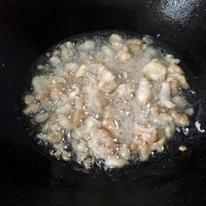 全程都是小火，避免火太大了油渣变焦而破坏了油的味道和成份，整个过程不用盖盖，只在开始油少时稍微搅拌几次，避免受热不均匀