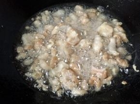 全程都是小火，避免火太大了油渣变焦而破坏了油的味道和成份，整个过程不用盖盖，只在开始油少时稍微搅拌几次，避免受热不均匀