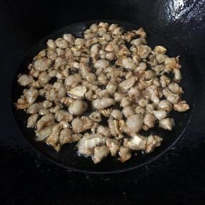 肉丁缩成很小块，微黄即可，不能熬过了