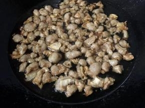 肉丁缩成很小块，微黄即可，不能熬过了
