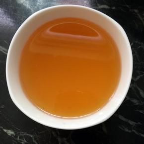 捞出油渣，油彻底冷却后过滤倒入容器中密封冷藏保存，注意不要把锅底的碎渣倒入