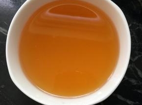 捞出油渣，油彻底冷却后过滤倒入容器中密封冷藏保存，注意不要把锅底的碎渣倒入