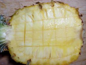 先把菠萝洗净，再把菠萝侧放，最好是从三分之一处切开，留三分之二做容器。然后用刀在菠萝面纵横划几刀，再用勺子把里面的菠萝肉挖出来，小心别把菠萝挖坏了。