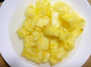 挖出的菠萝肉放入淡盐水中浸泡十分钟，捞出切成小粒备用。