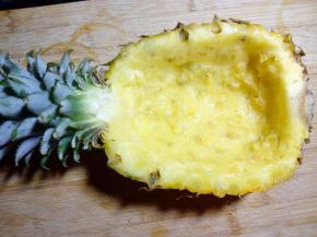 我们的菠萝碗就准备好了。