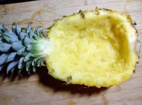 我们的菠萝碗就准备好了。