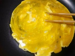 把鸡蛋磕入碗里，加入一点点盐调味。倒入锅里用油炒一下