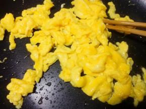 炒嫩一点，盛出备用。