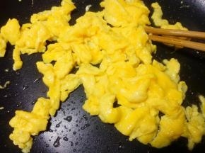 炒嫩一点，盛出备用。