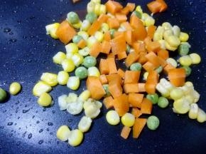 把蔬菜粒放入锅中小火翻炒一下至熟，也可以少加一点点水稍煮。油少一点，炒饭才不会腻。