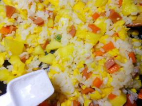 加入适量的盐调味。菠萝饭就可以出锅了，将炒好的菠萝饭放入事先准备好的菠萝碗中。