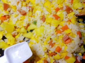 加入适量的盐调味。菠萝饭就可以出锅了，将炒好的菠萝饭放入事先准备好的菠萝碗中。